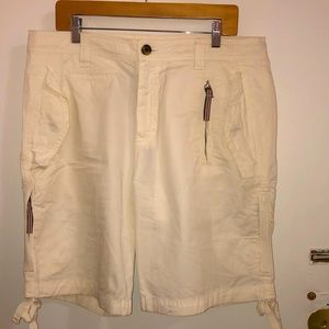 🎖🎖Men’s white Burberry shorts. Size 36.